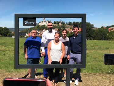 MItglieder des Stadtrates am Fotorahmen in Ranis